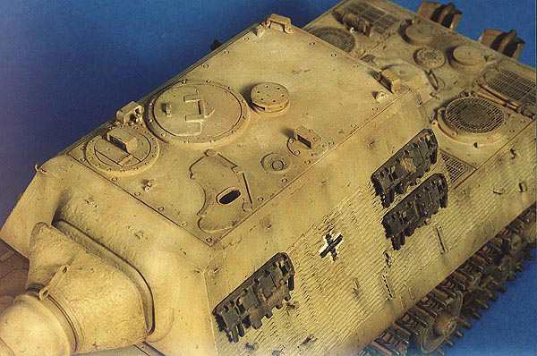 "The dusty look of the casemate roof is mainly achieved with pastels. Non horizontal surfaces were mainly weathered with localized oil washes."