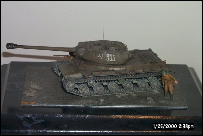 Completed IS-2. Note the cut away fender, turret antenna, and size of gun compared to the rest of the vehicle. The decal markings are for the Soviet 57th heavy tank regiment of the 3rd Guards tank Army, 1944. The decals were very thin and disappeared after application. Battle damage is just visible going through the forward unit mark.